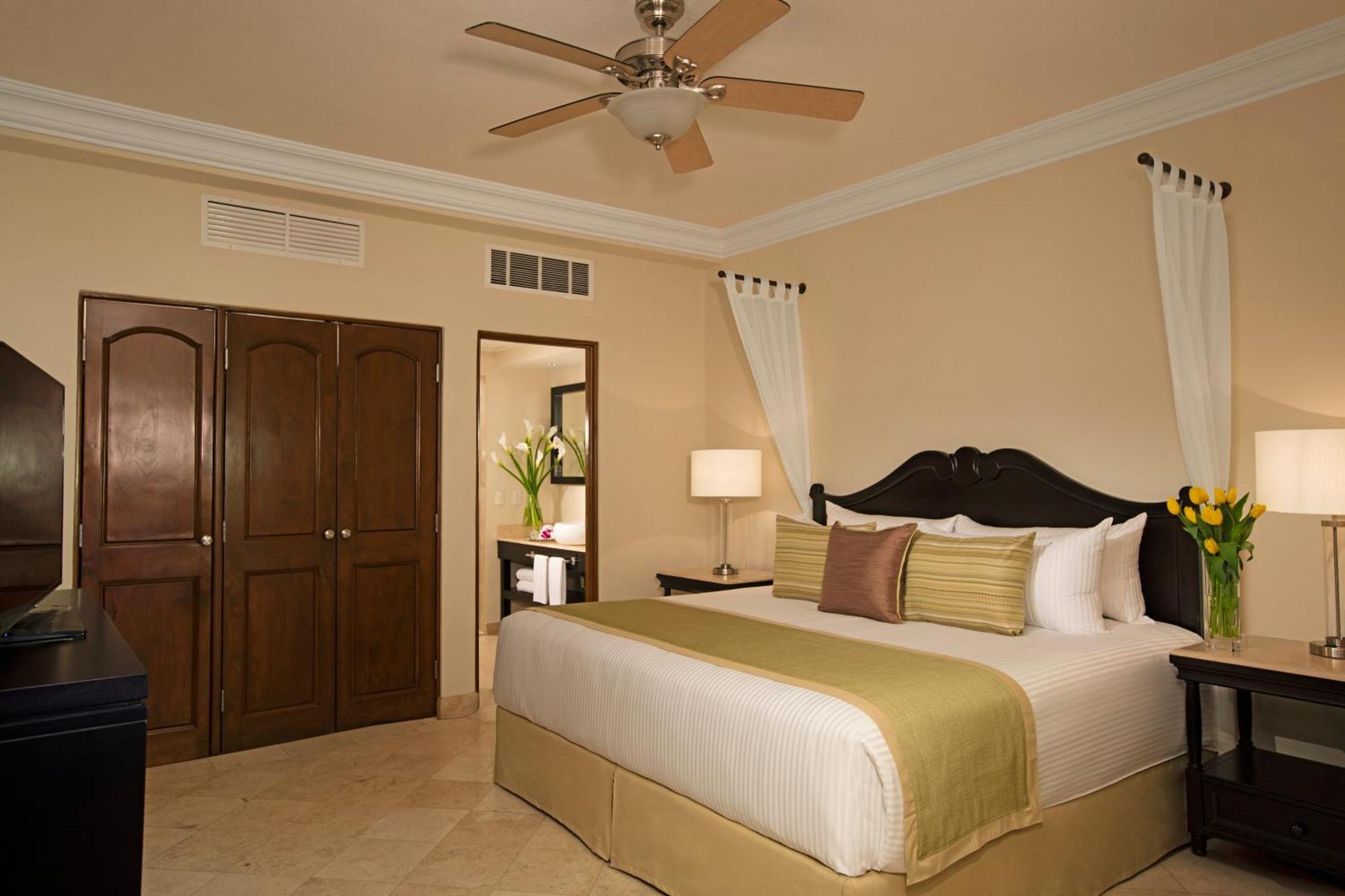 One Bedroom Suite Pool View Swim Out King